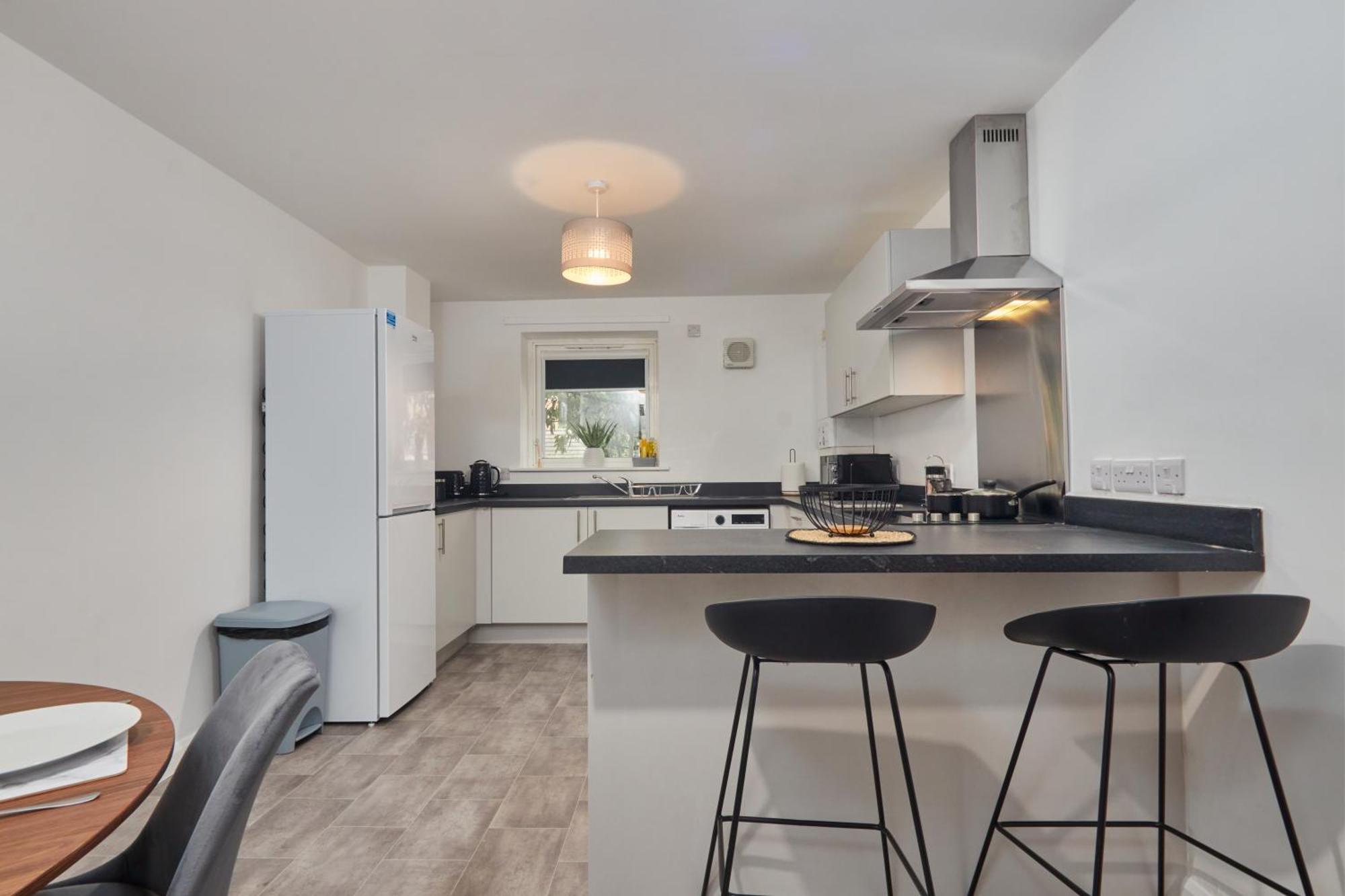 4 Bed- Centre- Free Secure Parking- Monthly & Weekly