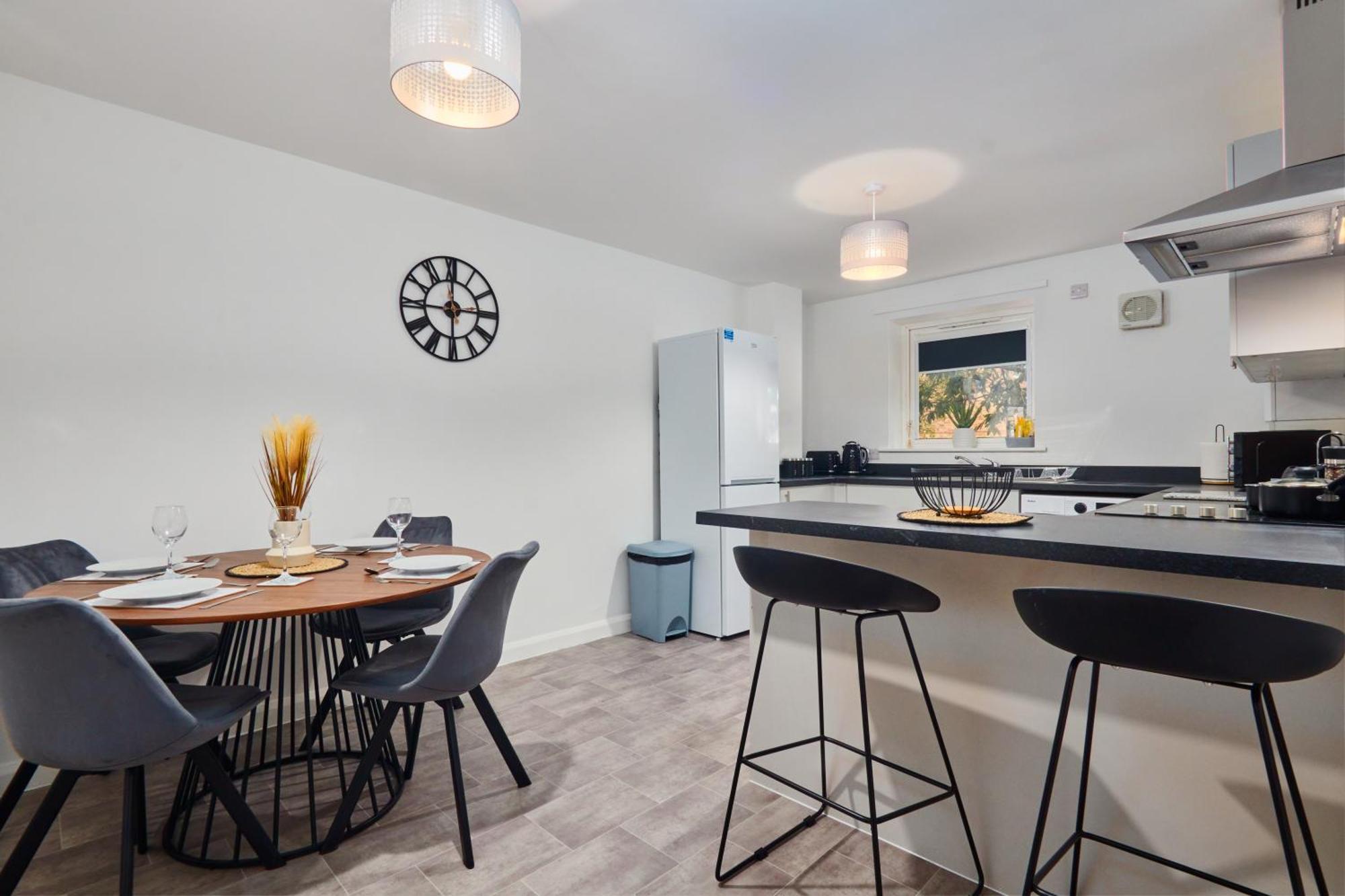 4 Bed- Centre- Free Secure Parking- Monthly & Weekly Holiday home