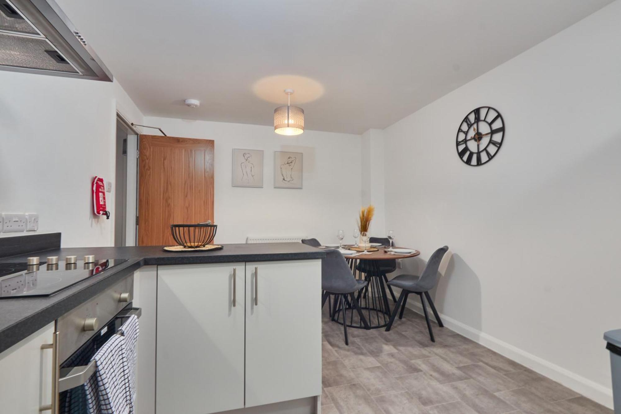 4 Bed- Centre- Free Secure Parking- Monthly & Weekly Holiday home *