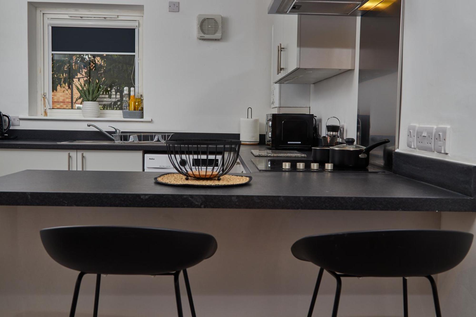 4 Bed- Centre- Free Secure Parking- Monthly & Weekly