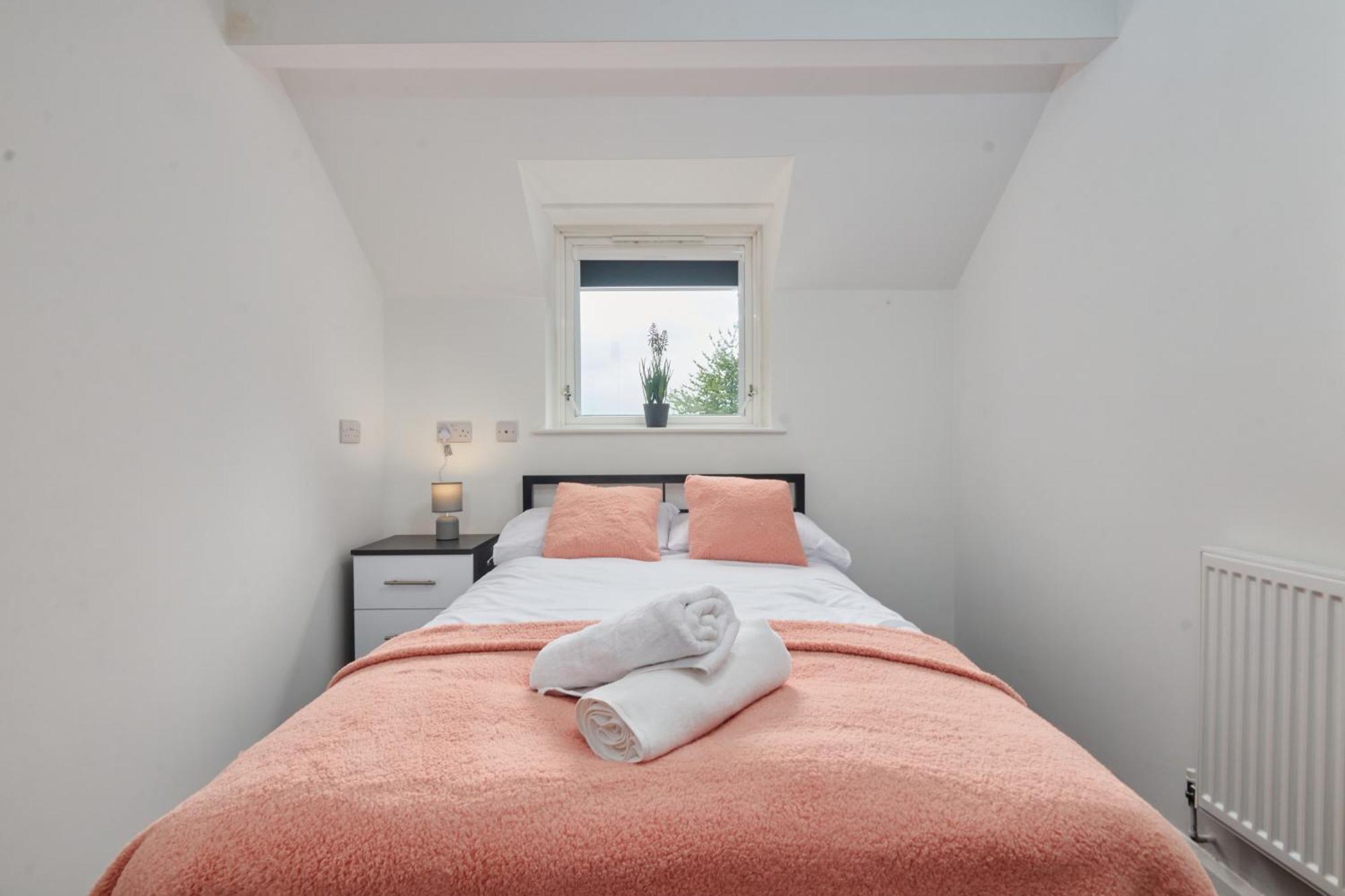 Holiday home 4 Bed- Centre- Free Secure Parking- Monthly & Weekly