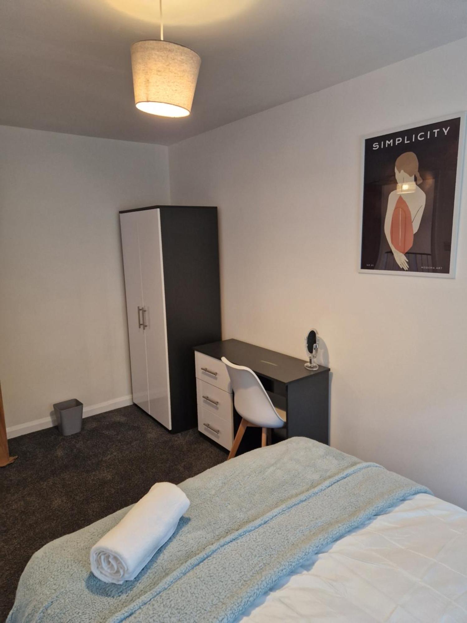 4 Bed- Centre- Free Secure Parking- Monthly & Weekly Sheffield