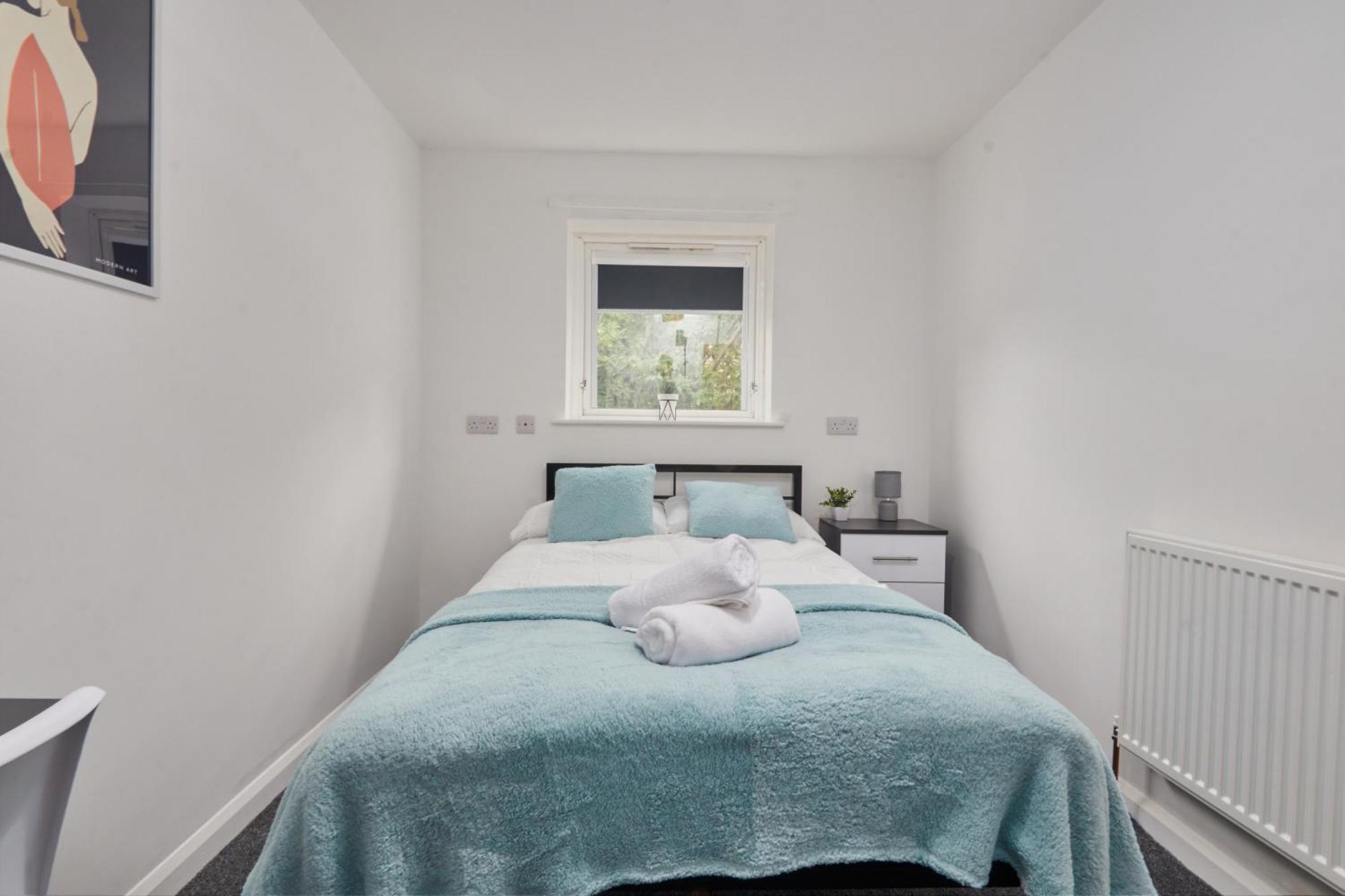 Holiday home 4 Bed- Centre- Free Secure Parking- Monthly & Weekly