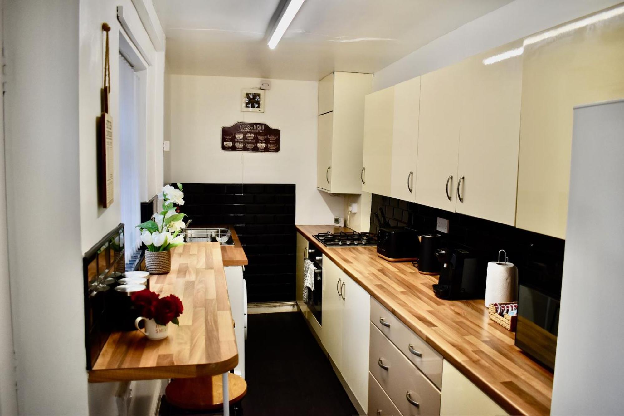 Apartment 4bedroom House With Free Wi-fi Near The Centre *
