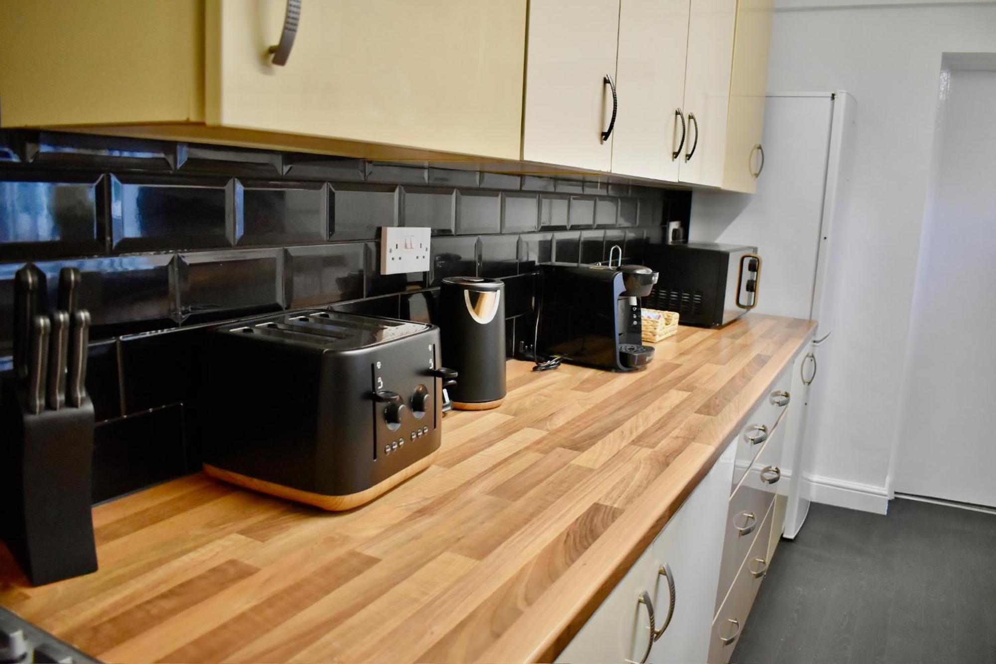 Apartment 4bedroom House With Free Wi-fi Near The Centre *