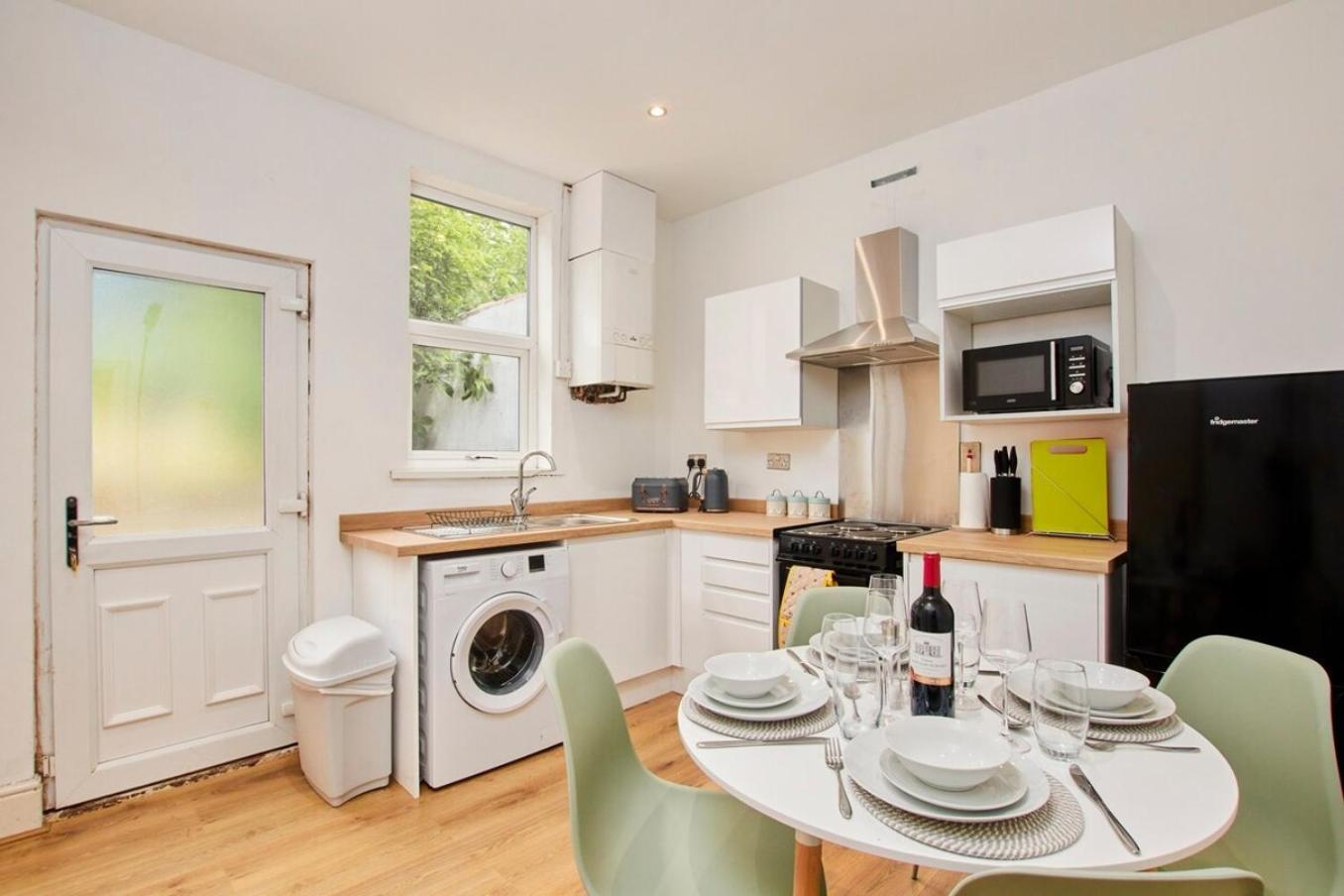 New - 2 Bedroom House Close To Arena, Meadowhall, M1 *