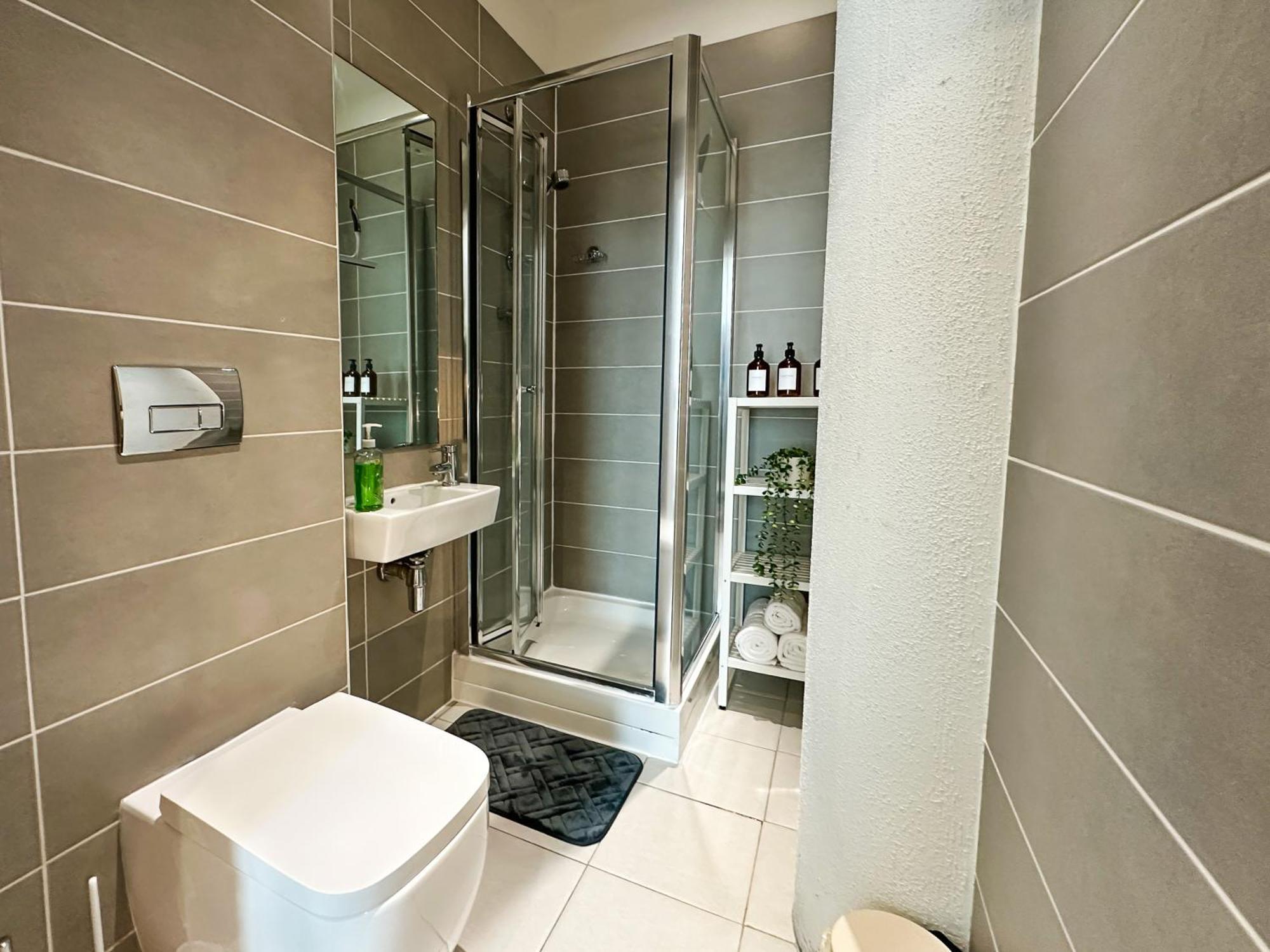 Elegant Centre Penthouse I Exclusive I Sleeps Up To 6 Guest I Families, Business I By Tranquillity Homes Short Lets & Serviced Apartment