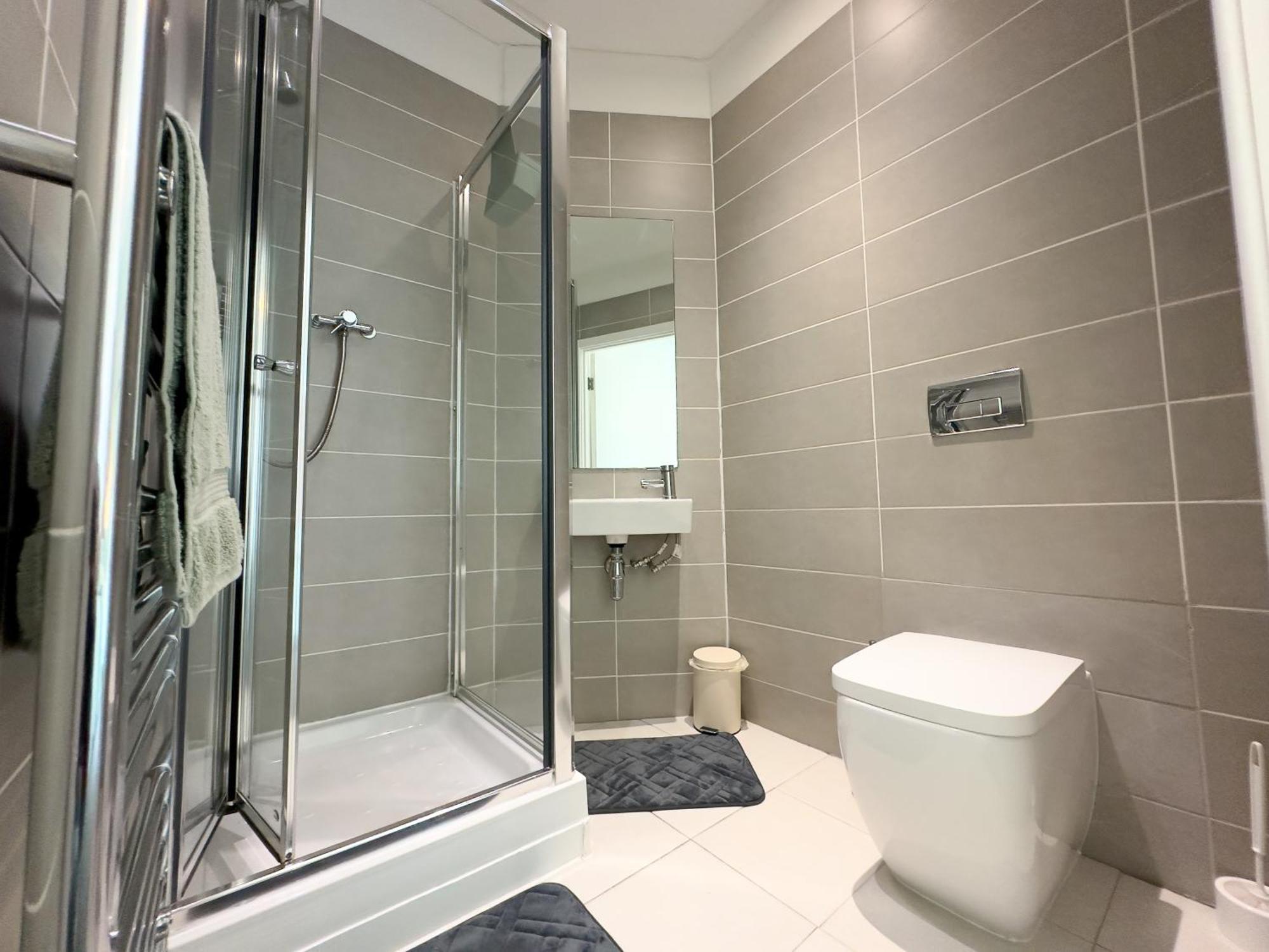 Elegant Centre Penthouse I Exclusive I Sleeps Up To 6 Guest I Families, Business I By Tranquillity Homes Short Lets & Serviced