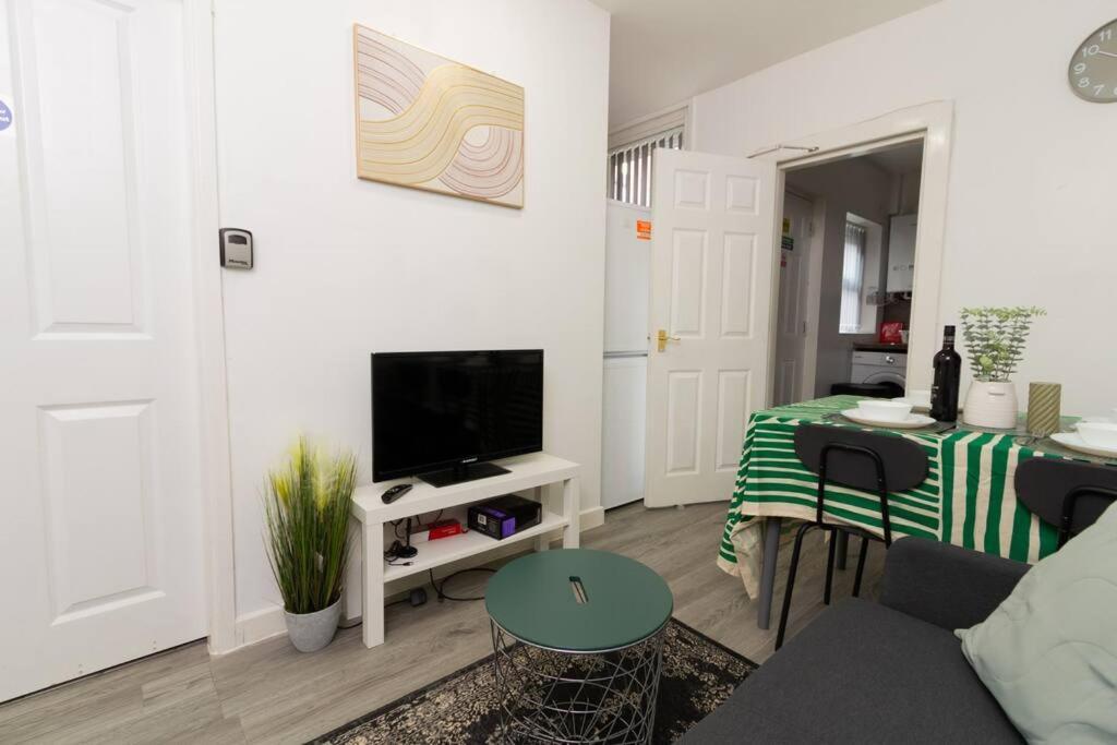 1 - Stylish In A Shared House Apartment *