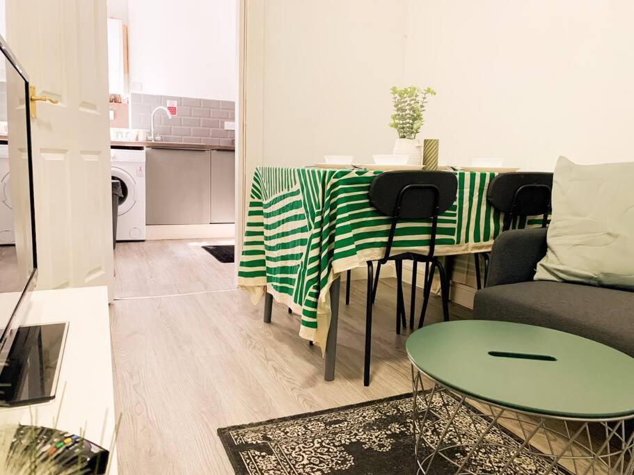 Apartment 1 - Stylish In A Shared House Sheffield