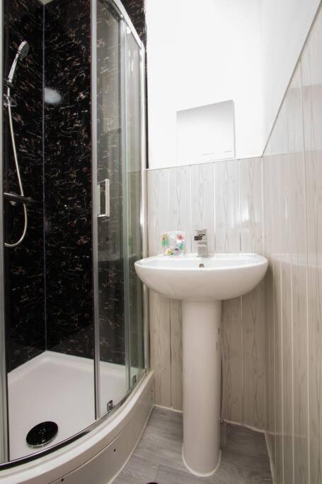 2 - Stylish Private In A Shared House Apartment *