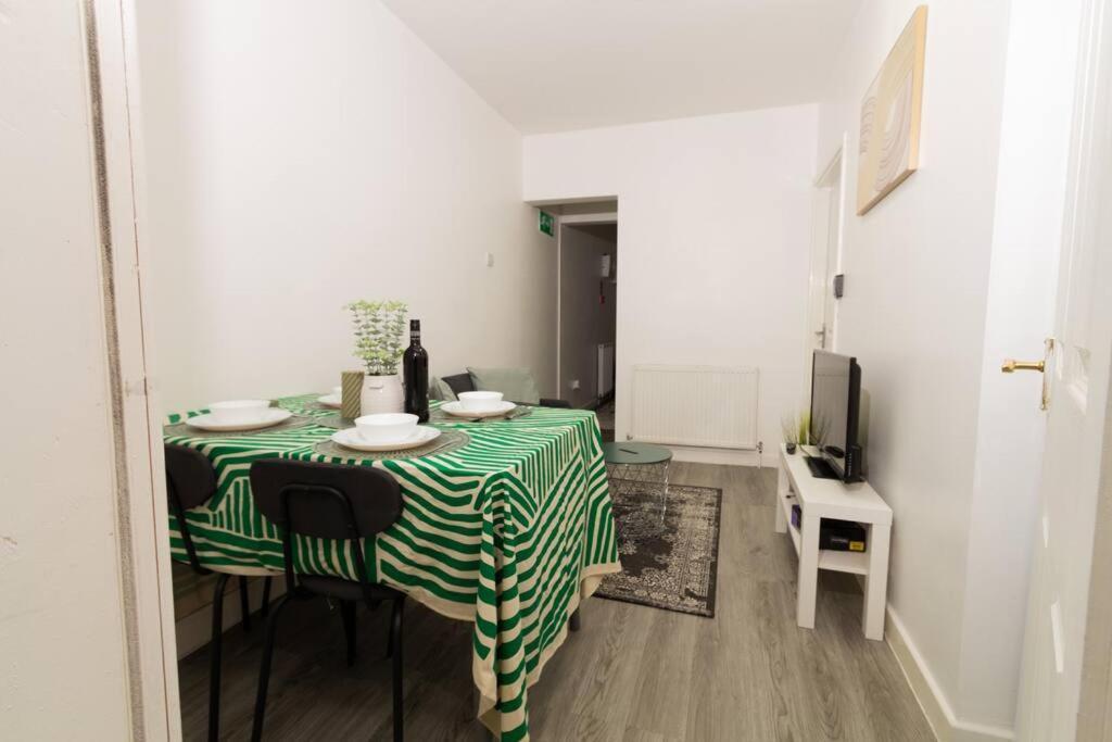 Apartment 2 - Stylish Private In A Shared House