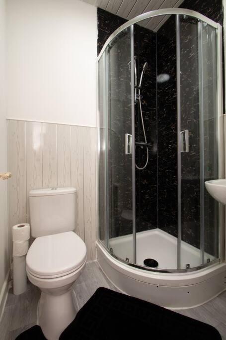 Apartment 2 - Stylish Private In A Shared House *