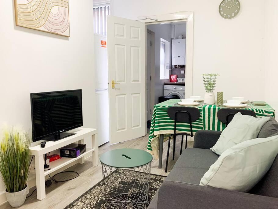 2 - Stylish Private In A Shared House *