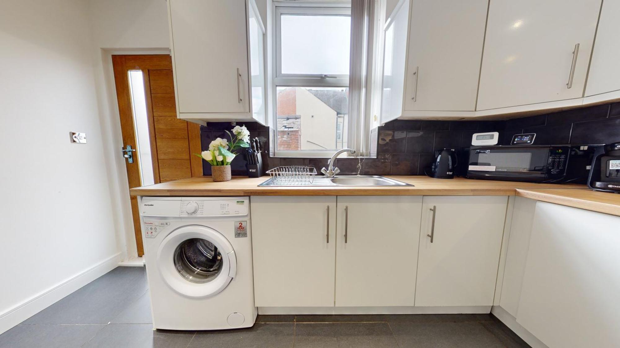 4bed And 4bath House Near Centre With Free Wifi *