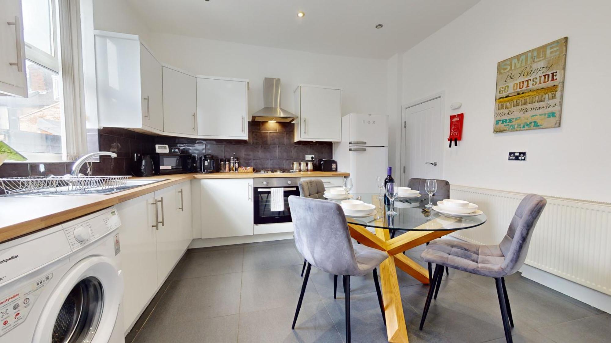 4bed And 4bath House Near Centre With Free Wifi