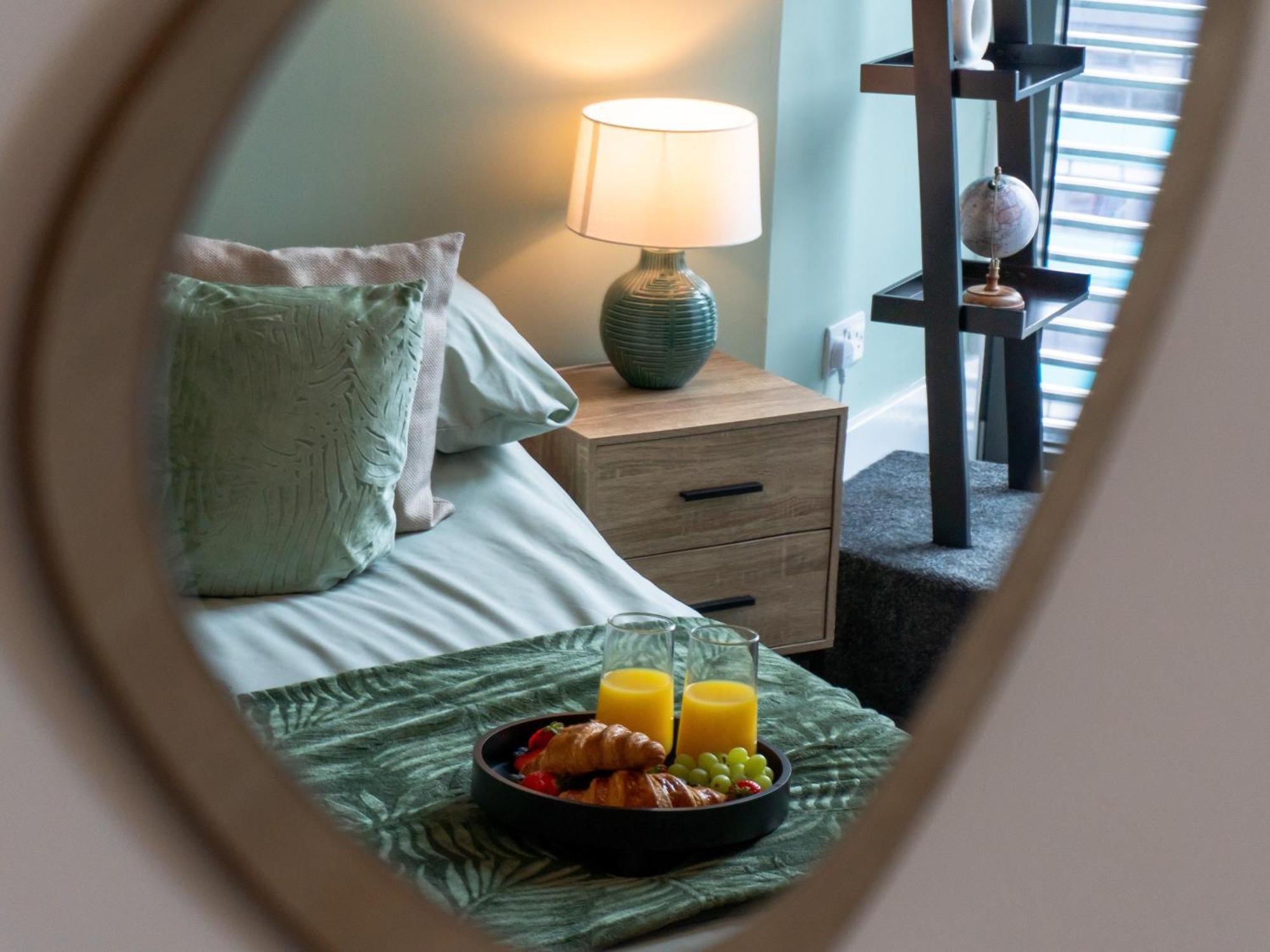Elegant Centre Penthouse I Exclusive I Sleeps Up To 6 Guest I Families, Business I By Tranquillity Homes Short Lets & Serviced *