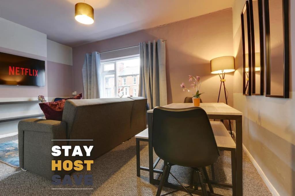 Spacious 2 Bed With Full Size Pool Table & Sky Sports - Sleeps Upto 8 - Close To Centre With Free Parking - Hosted By Host Save Apartment