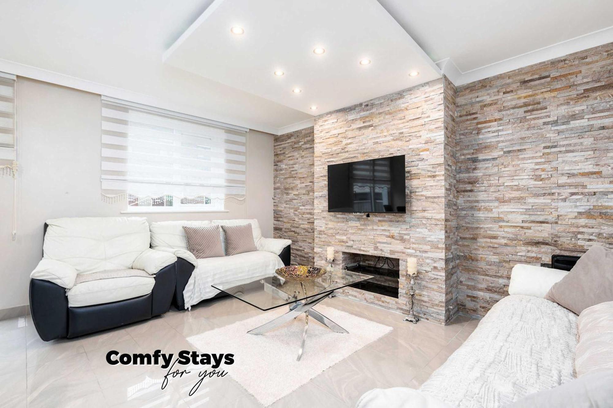 3-bed - Sleeps Up To 6 - Near Centre - Free Parking Apartment *