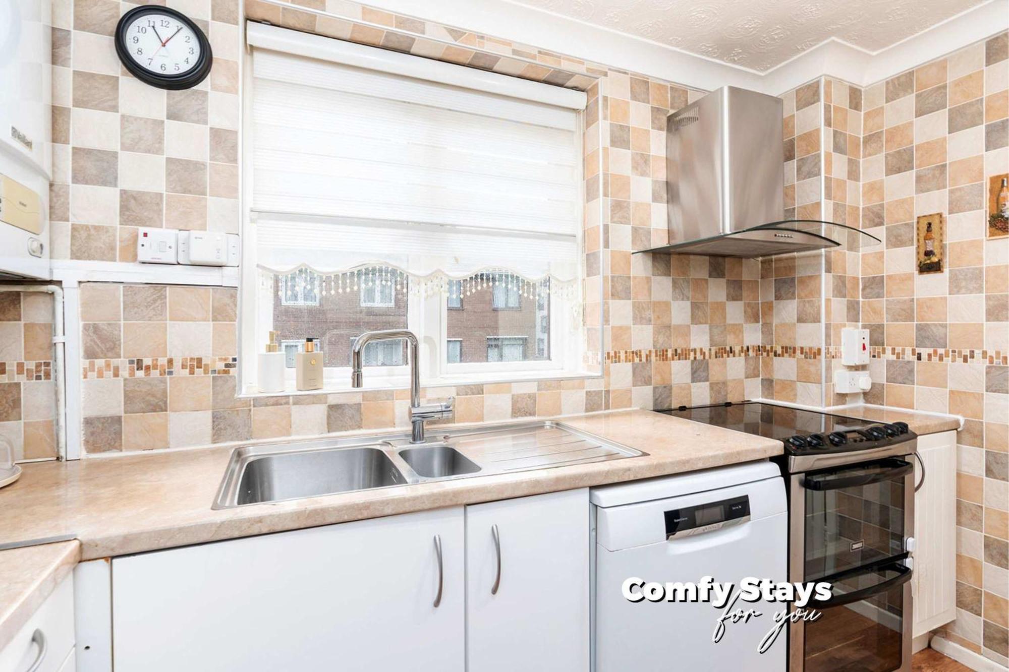 3-bed - Sleeps Up To 6 - Near Centre - Free Parking Apartment *