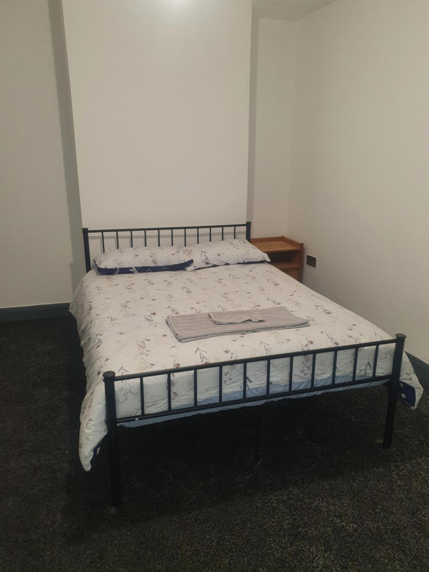Bed & Breakfast Double Bed In Meadowhall, Tinsley Sheffield