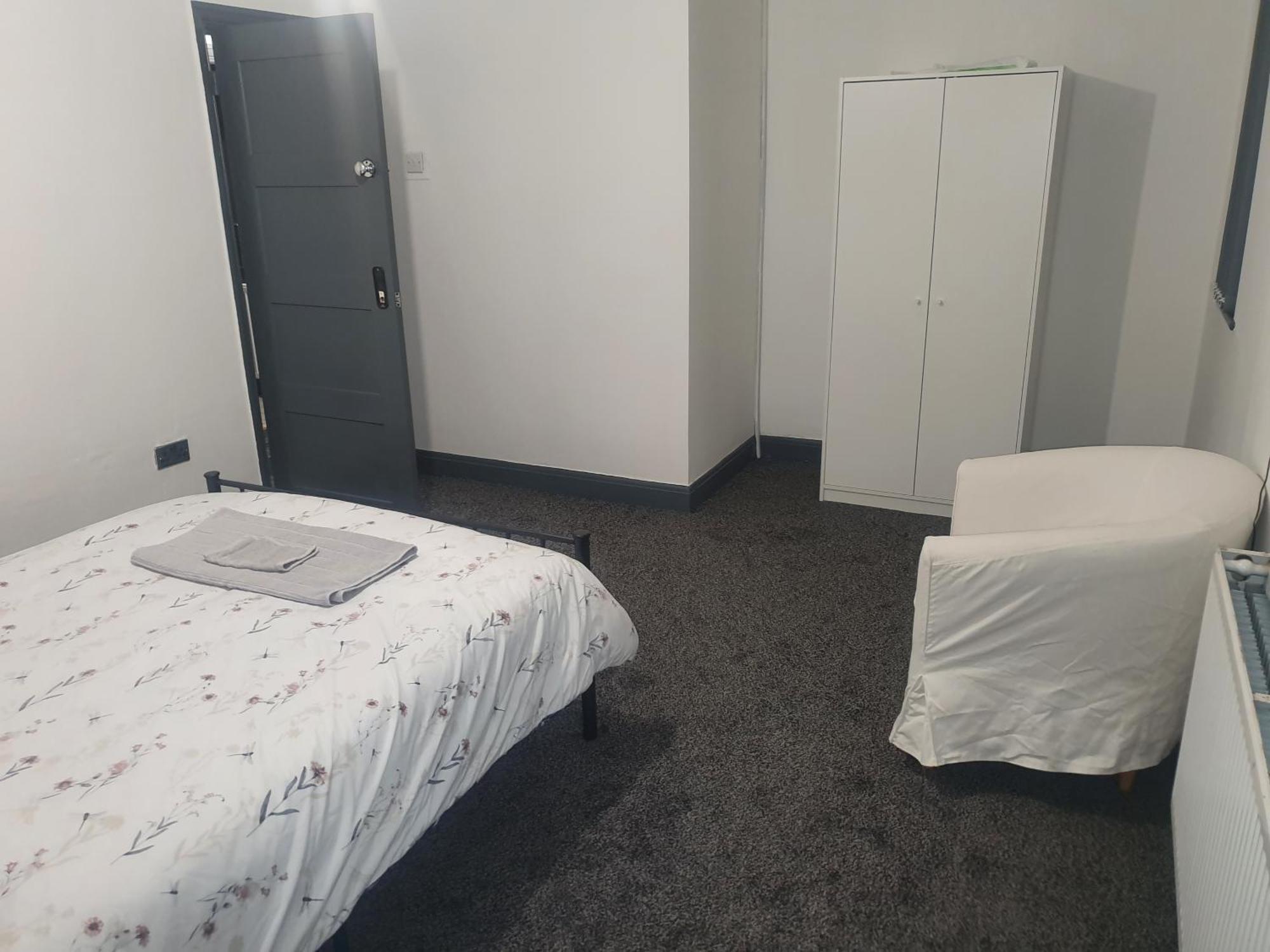 Bed & Breakfast Double Bed In Meadowhall, Tinsley *