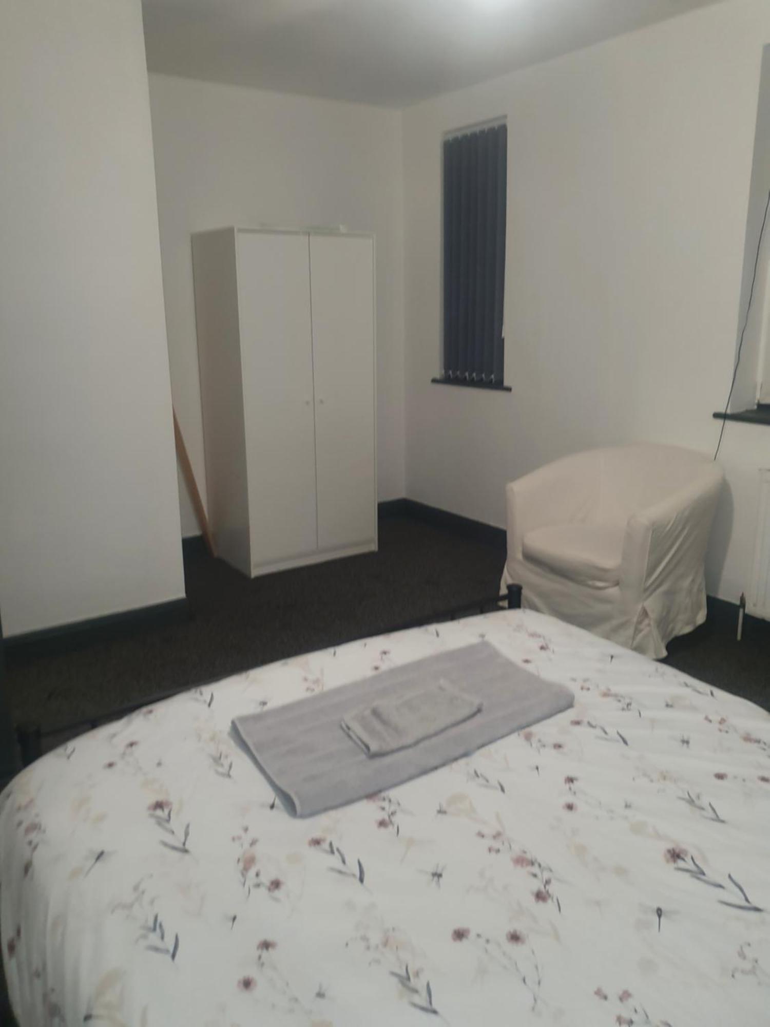 Bed & Breakfast Double Bed In Meadowhall, Tinsley Sheffield