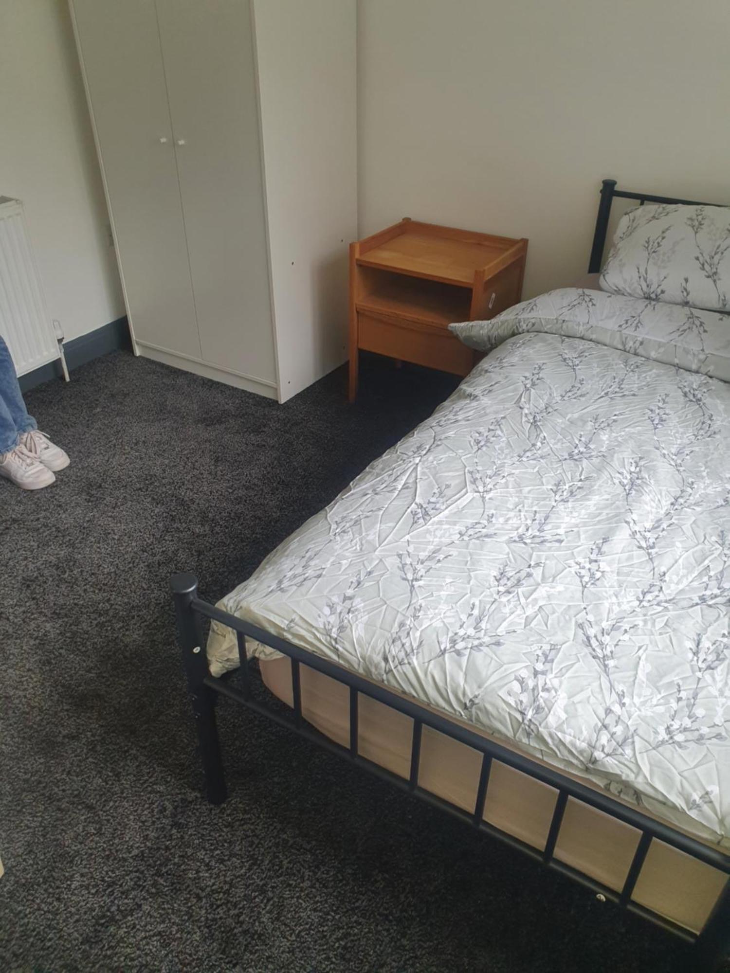Double Bed In Meadowhall, Tinsley Bed & Breakfast *