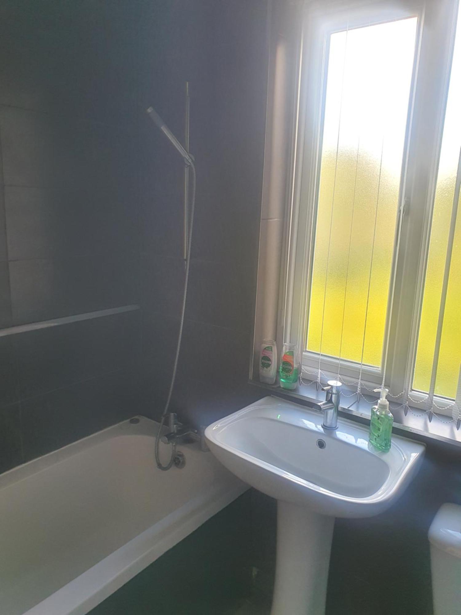 Bed & Breakfast Double Bed In Meadowhall, Tinsley *