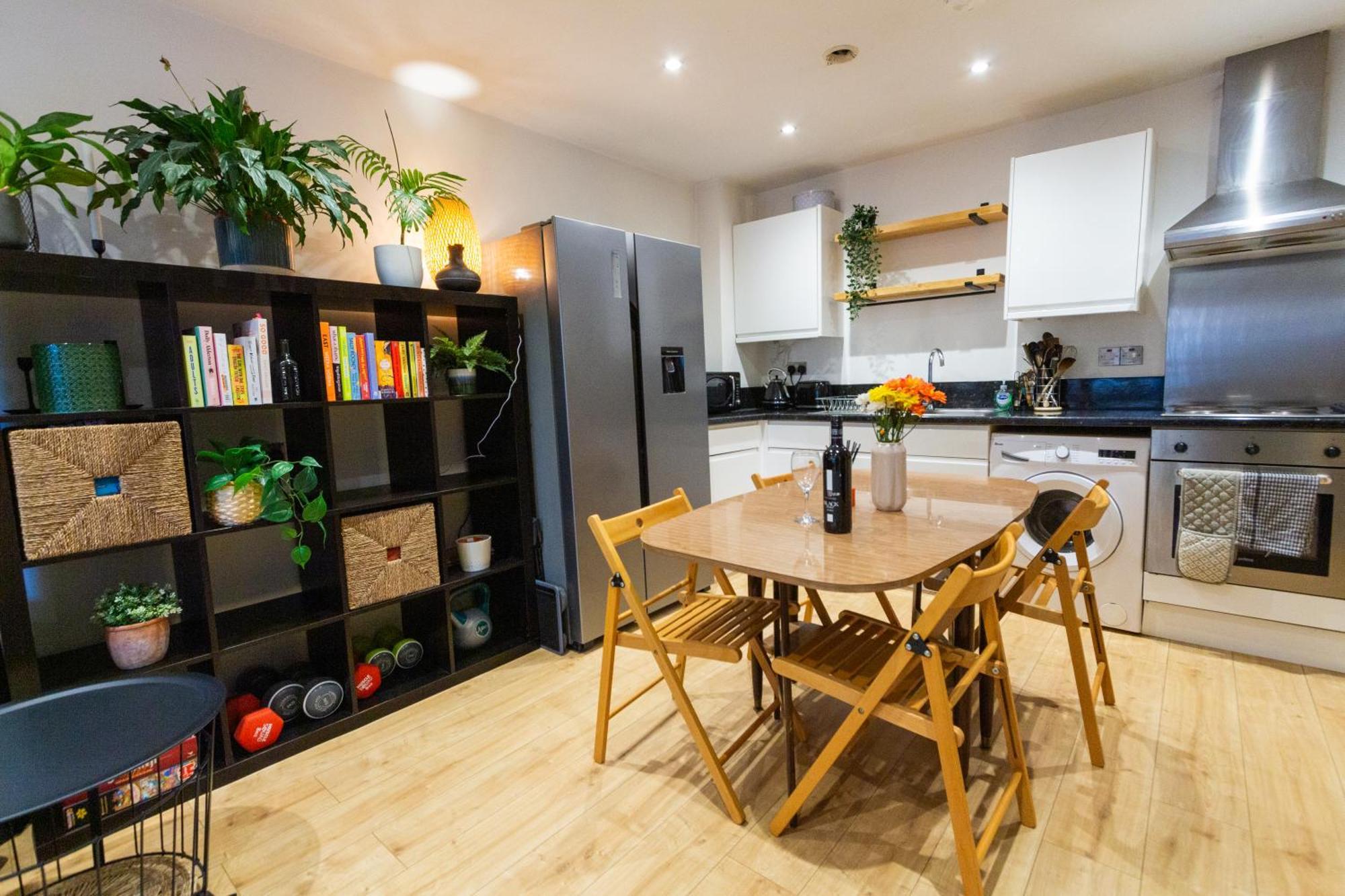 Apartment Modern Retreat - 2bd With Lush Greenery At