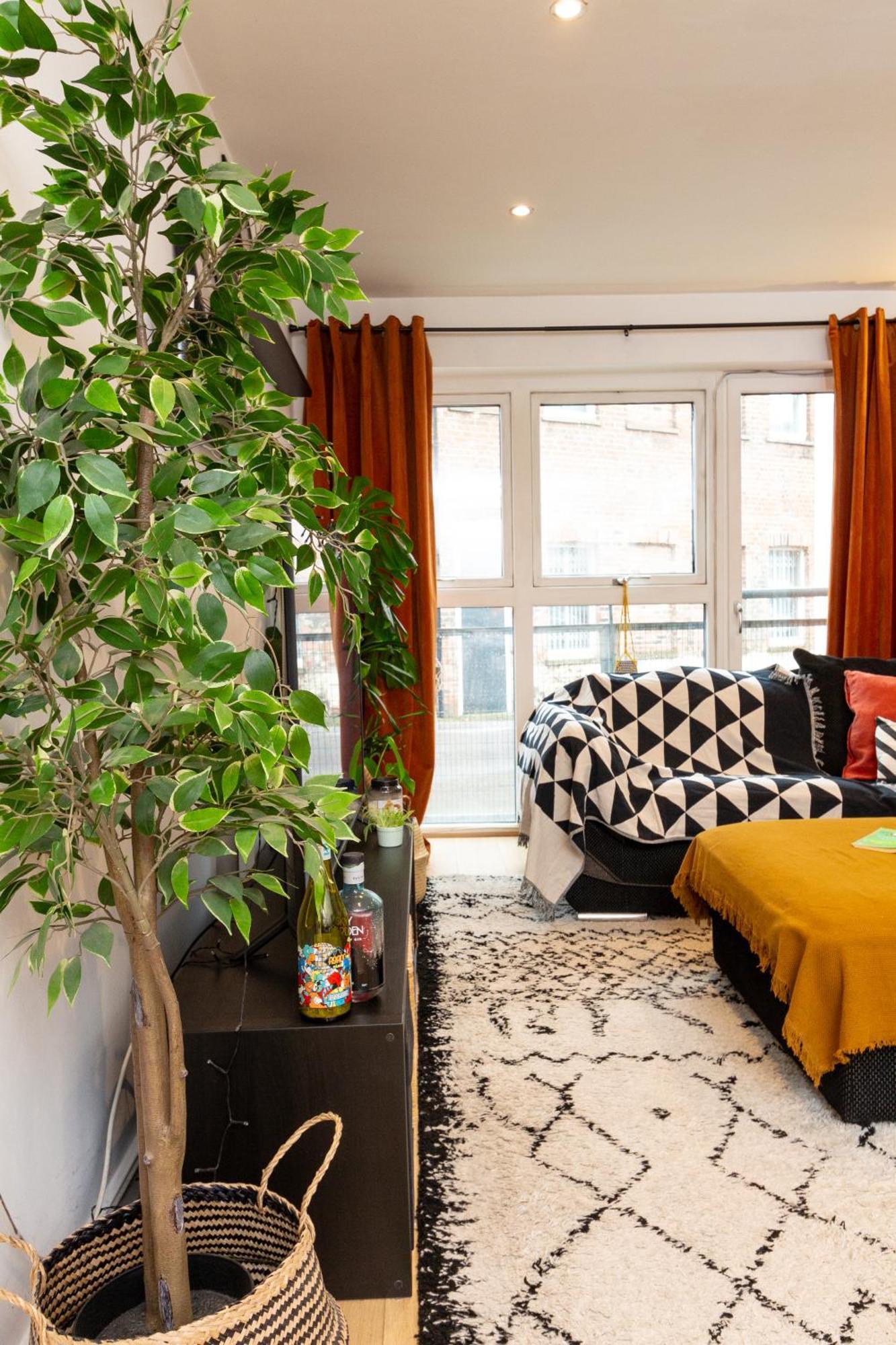 Modern Retreat - 2bd With Lush Greenery At