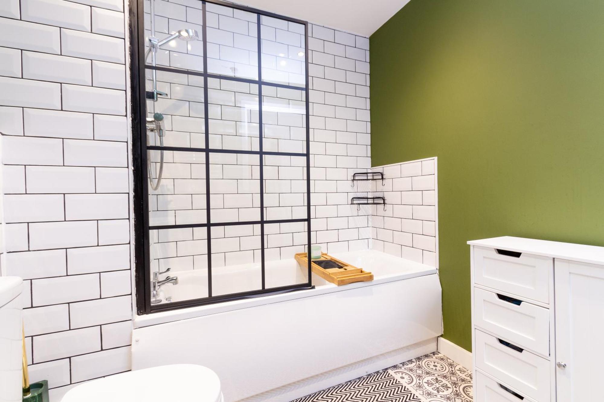 Apartment Modern Retreat - 2bd With Lush Greenery At