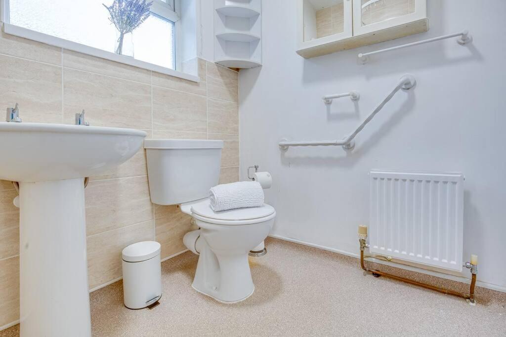 New Spacious Comfort Ideal 3bedroom Hideaway Sheffield