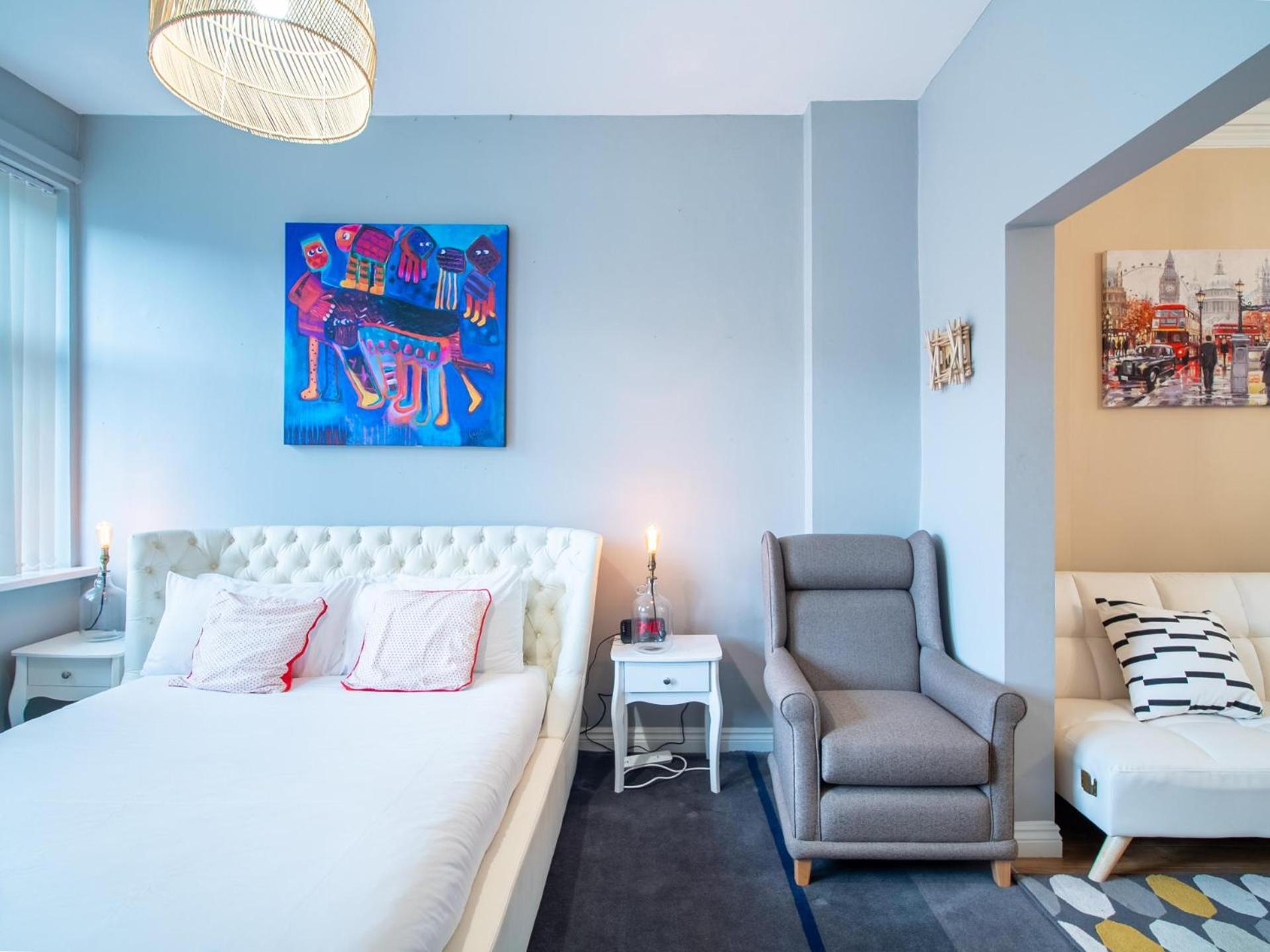 Apartment Creative & Cheerful By Avo In Sheffield