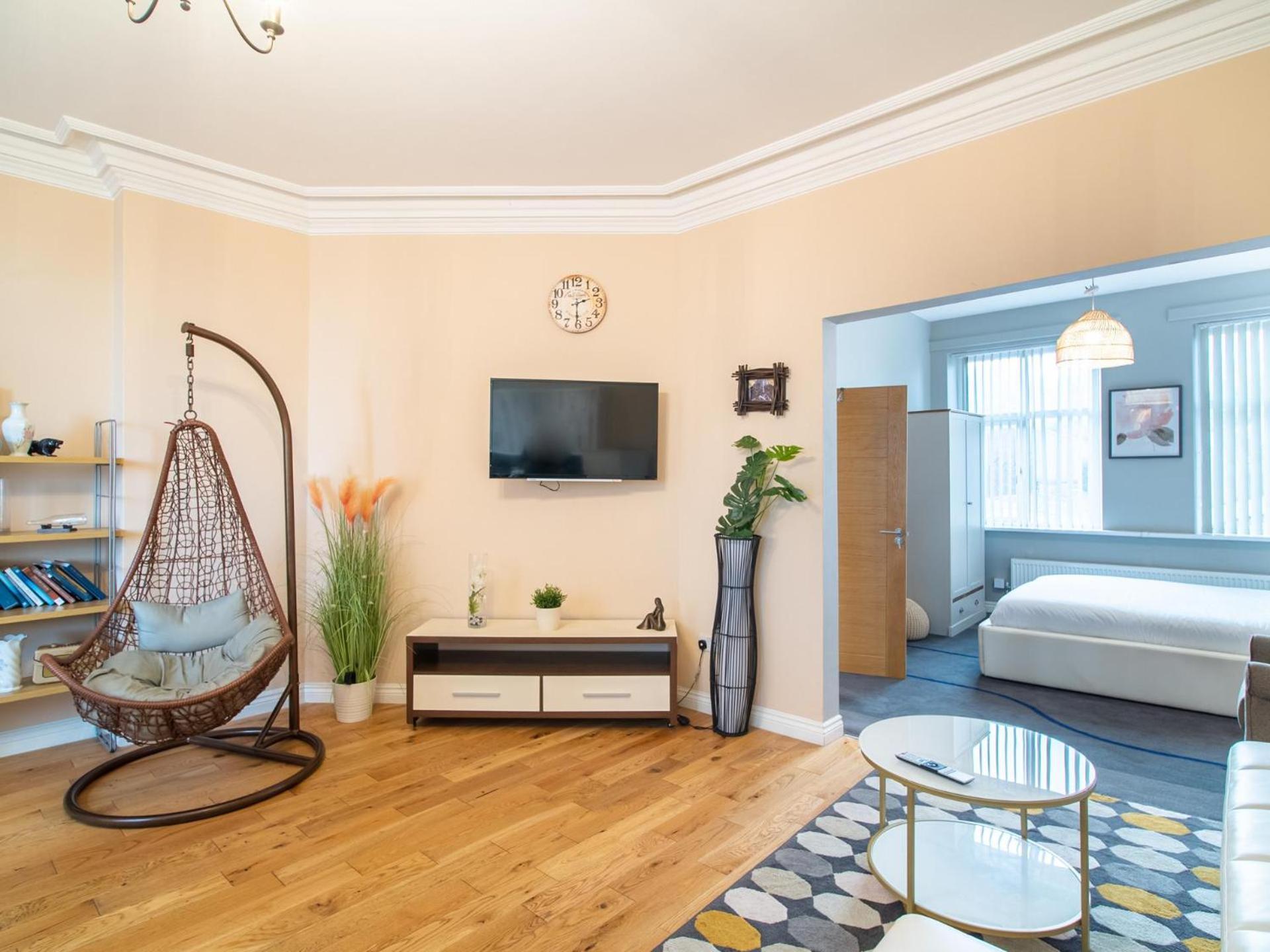 Creative & Cheerful By Avo In Apartment Sheffield