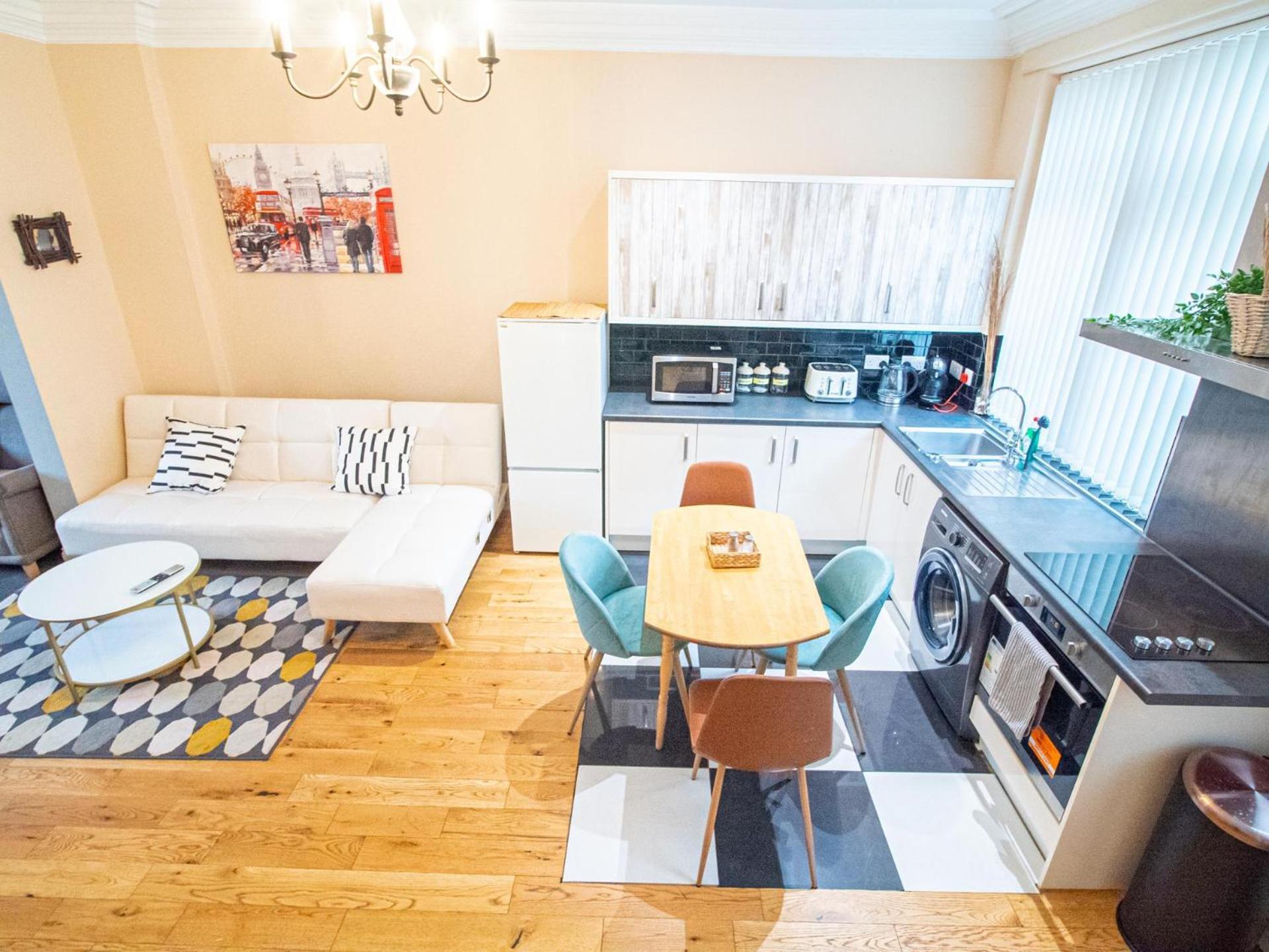 Creative & Cheerful By Avo In Apartment *