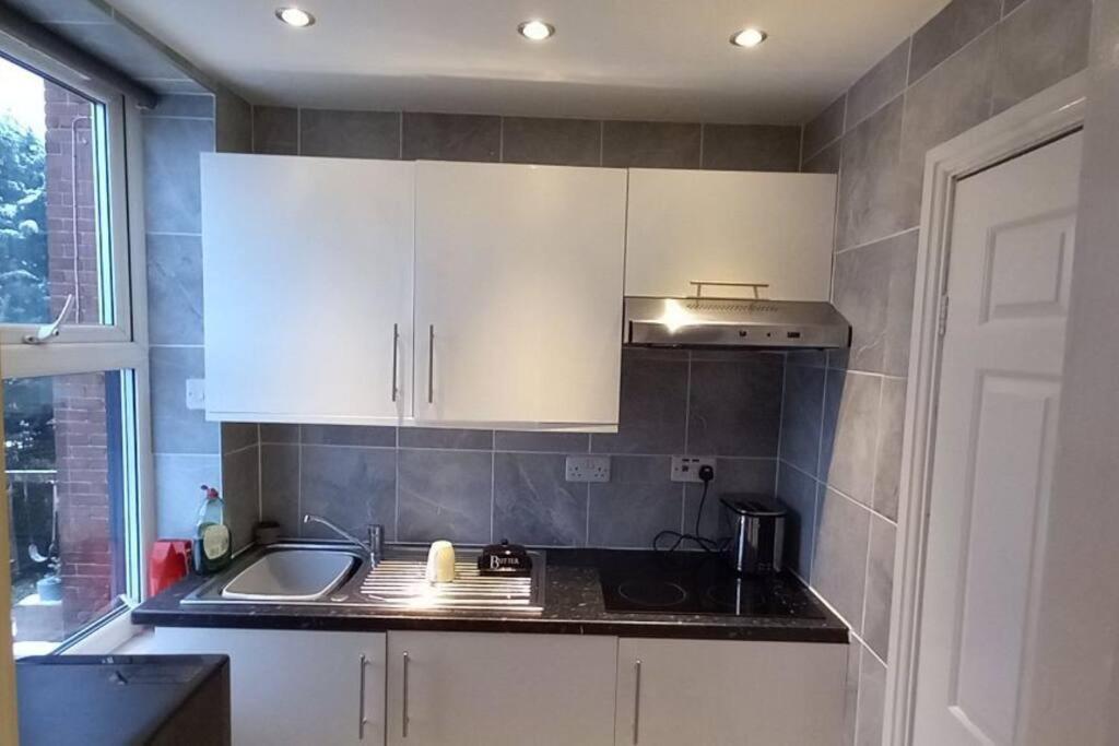 Lovely Commodious, Private Charming Studio, En Apartment