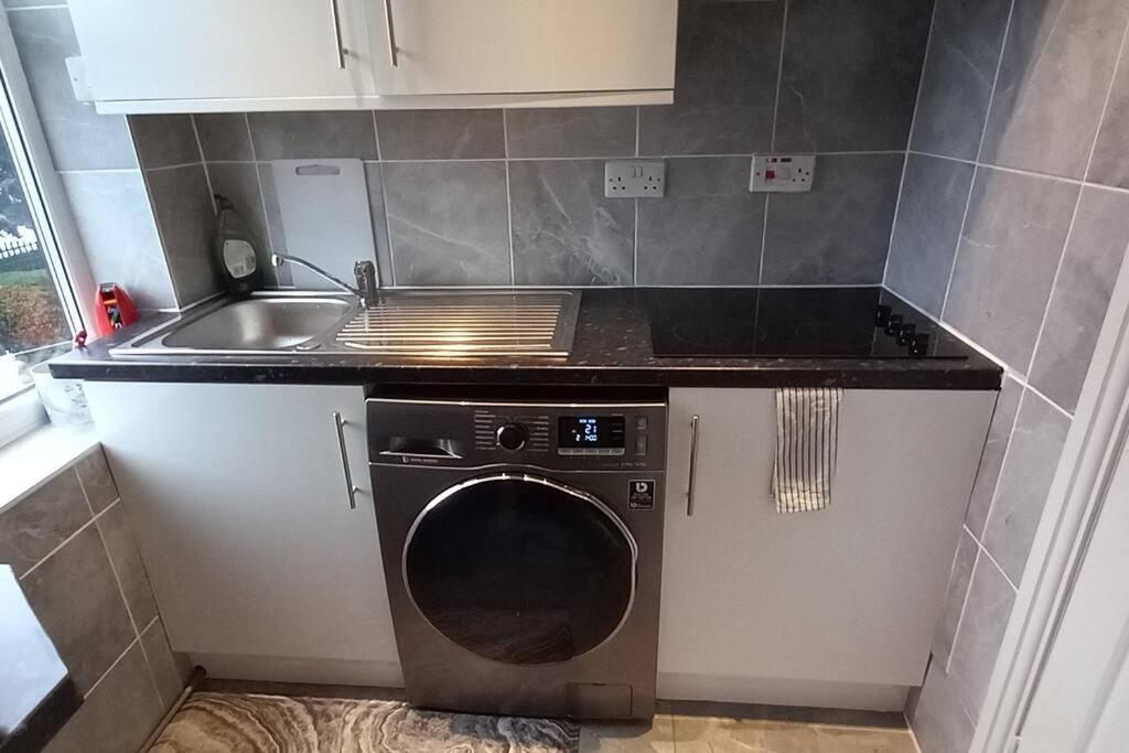 Lovely Commodious, Private Charming Studio, En * Sheffield