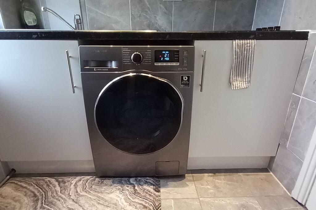 Lovely Commodious, Private Charming Studio, En Apartment Sheffield