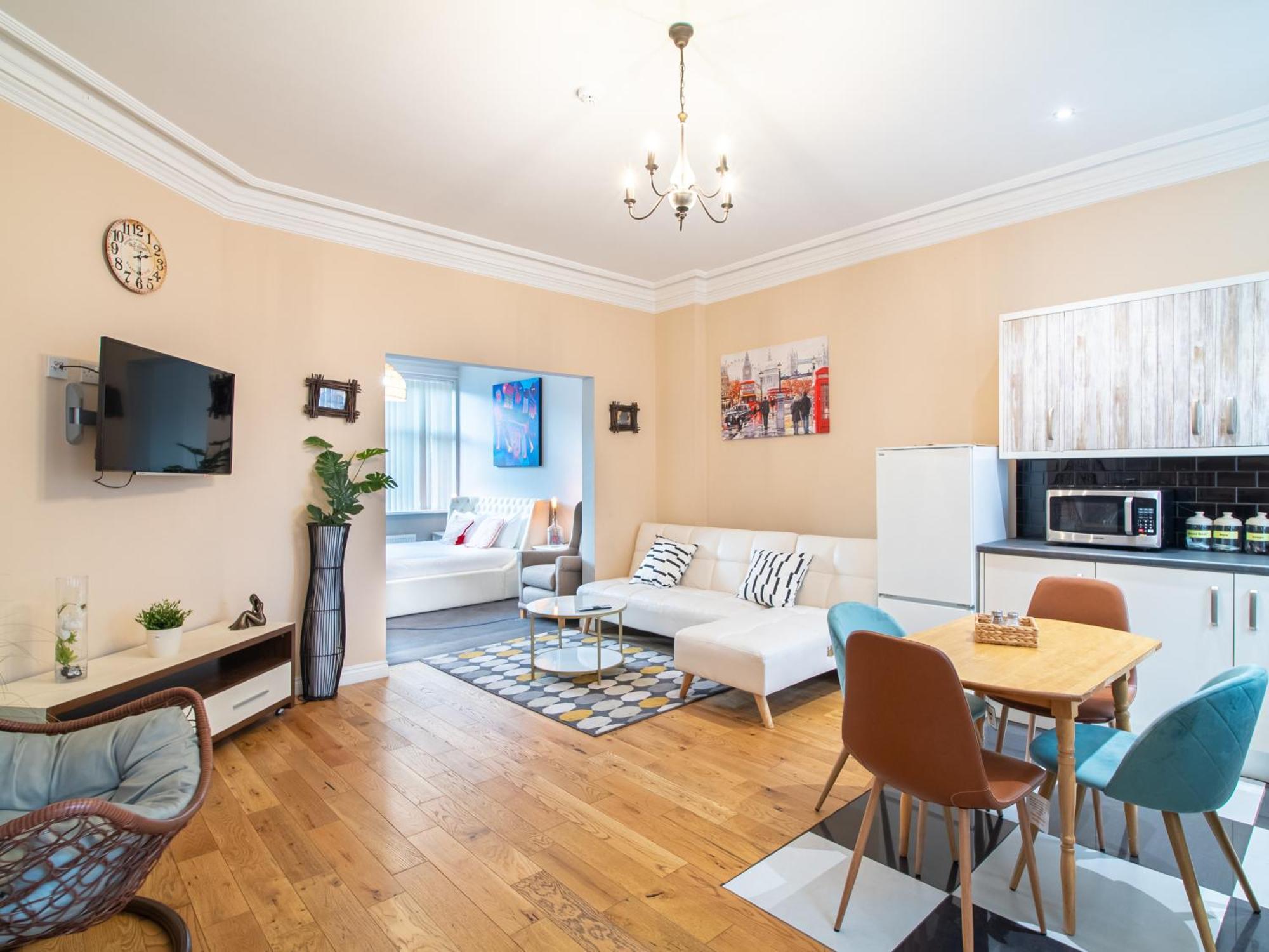 Creative & Cheerful By Avo In Apartment