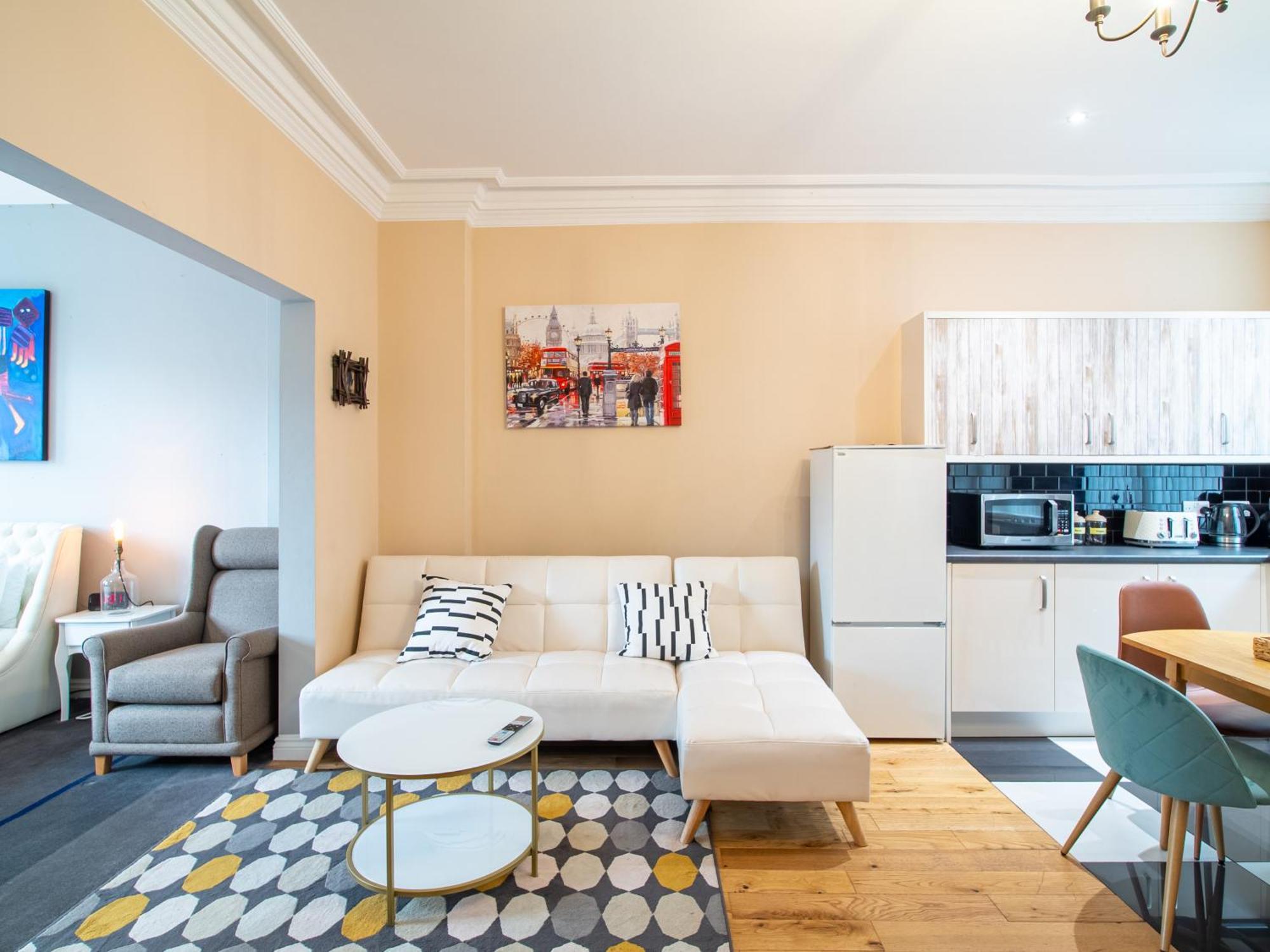Creative & Cheerful By Avo In Apartment *