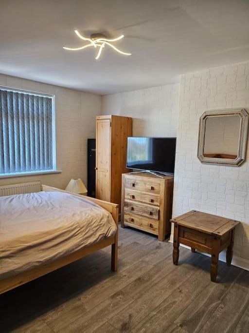 Holiday home 4 Bed House With Pool Table Free Parking En