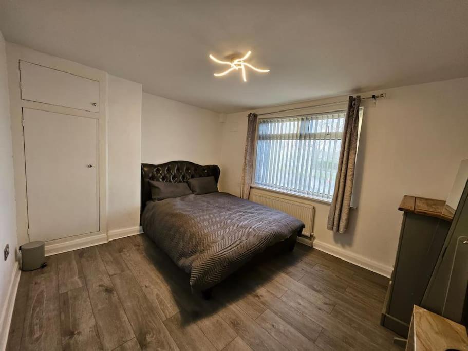4 Bed House With Pool Table Free Parking En *
