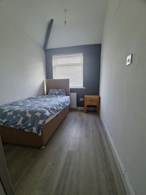 4 Bed House With Pool Table Free Parking En