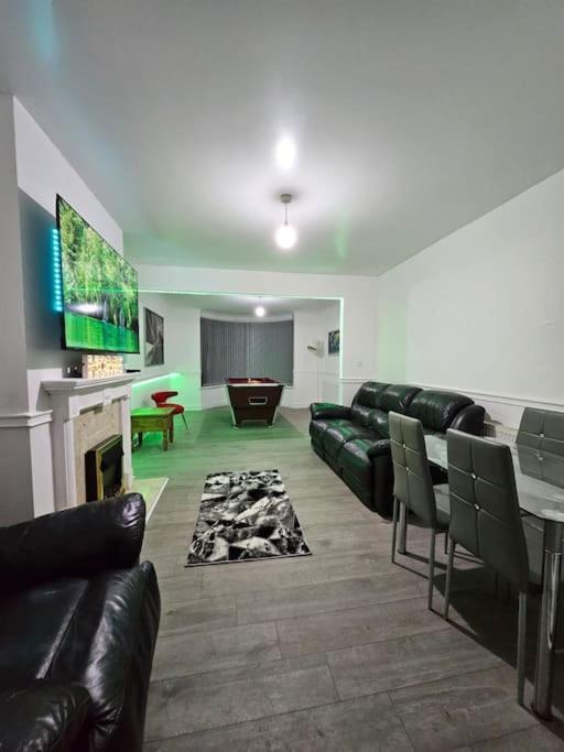 Holiday home 4 Bed House With Pool Table Free Parking En *