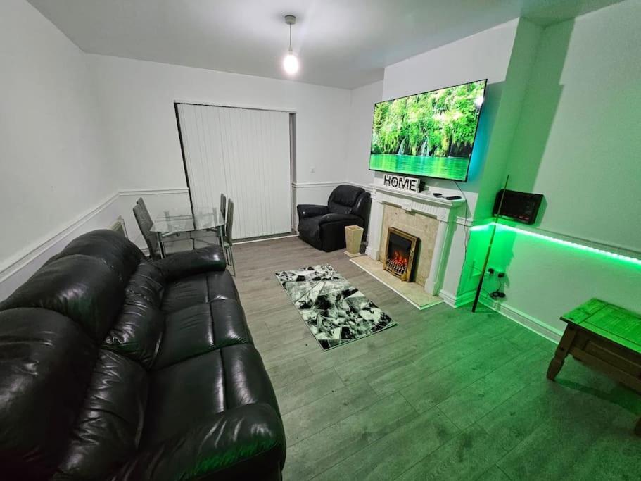 Holiday home 4 Bed House With Pool Table Free Parking En *
