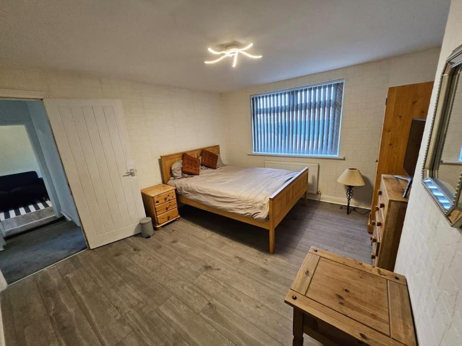 4 Bed House With Pool Table Free Parking En *