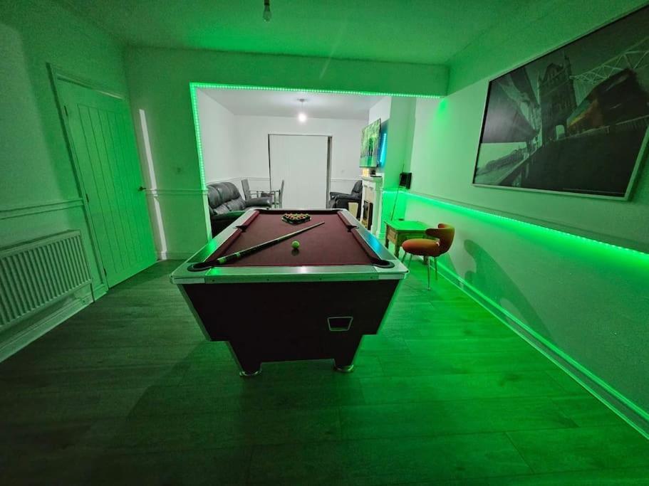 4 Bed House With Pool Table Free Parking En