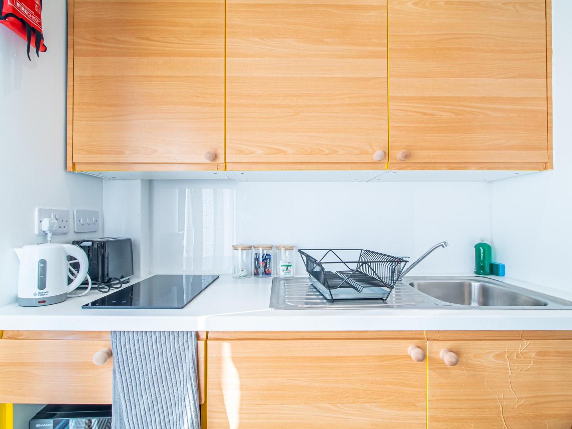 Cozy Urban Escape In Apartment