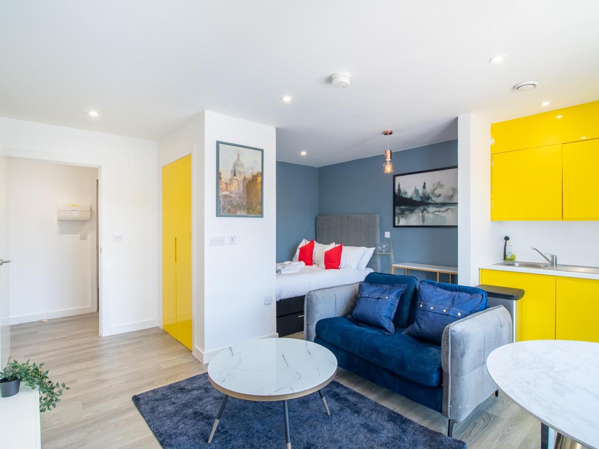 Deluxe By Centre * Sheffield